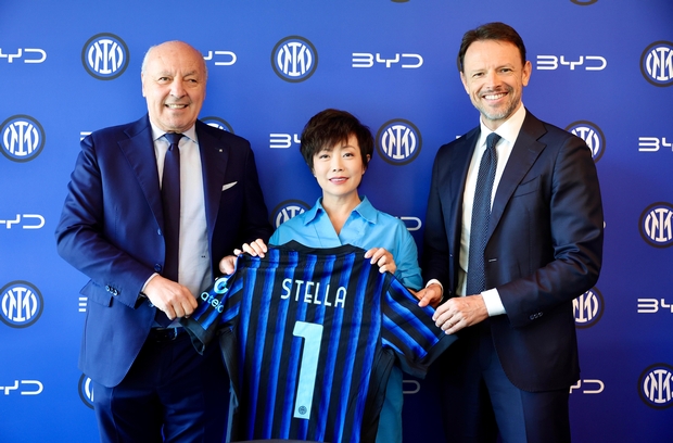 Slijeva na desno: Giuseppe Marotta, predsjednik i izvršni direktor kluba Internazionale Milano; Stella Li, izvršna potpredsjednica BYD-a; Giorgio Ricci, glavni direktor za prihode kluba Internazionale Milano